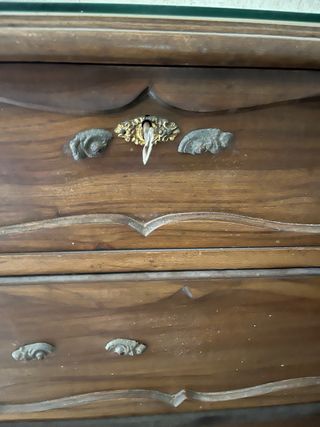 Cómoda antigua de madera tallada