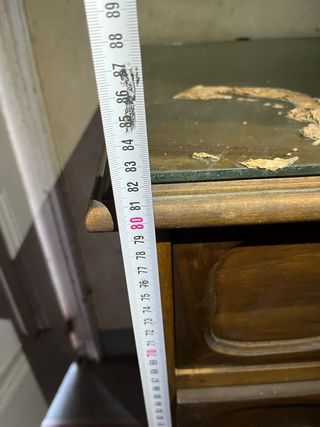 Cómoda antigua de madera tallada