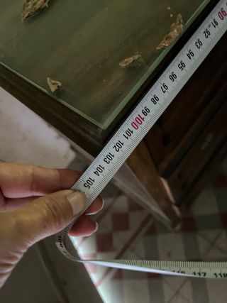 Cómoda antigua de madera tallada