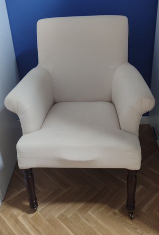 Butaca beige de tela y madera