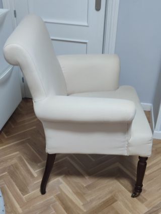 Butaca beige de tela y madera