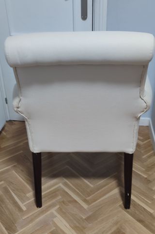 Butaca beige de tela y madera