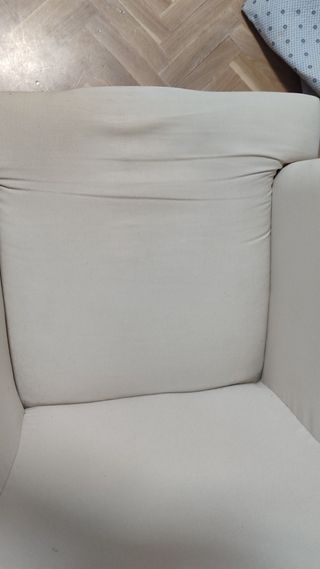 Butaca beige de tela y madera