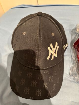 Gorras New Era rojas y grises