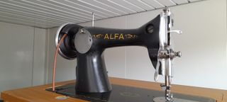 Máquina coser Alfa antigua
