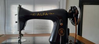 Máquina coser Alfa antigua