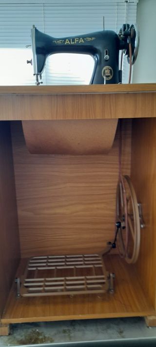 Máquina coser Alfa antigua