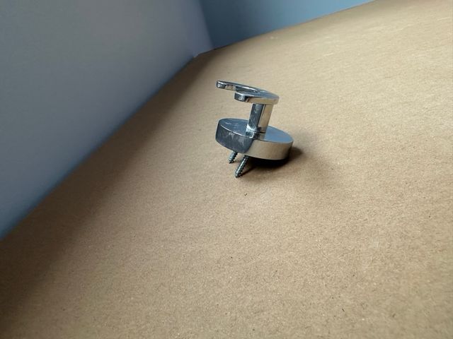 Colgadores de metal plateado