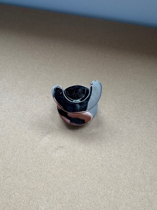 Colgadores de metal plateado