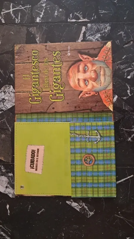 El gigantesco libro de los gigantes (Spanish Ed...