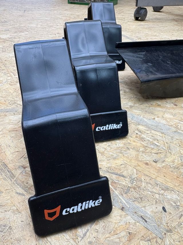 Soportes para cascos en paneles Lama