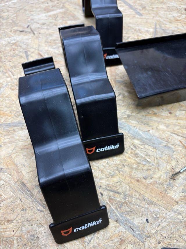 Soportes para cascos en paneles Lama