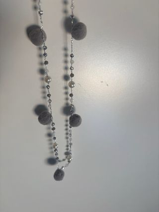 Collana argento con perline e pon pon grigi