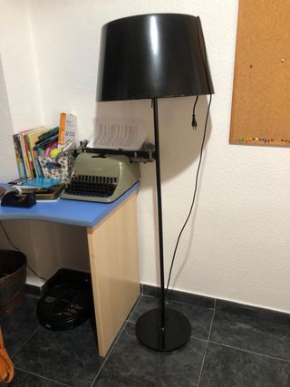 Lámpara pie negra moderna