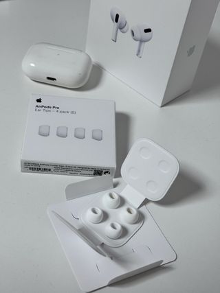 AirPods Pro (1ª gen) blancos con carga inalámbrica
