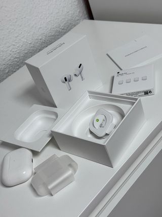 AirPods Pro (1ª gen) blancos con carga inalámbrica