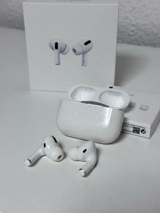 AirPods Pro (1ª gen) blancos con carga inalámbrica