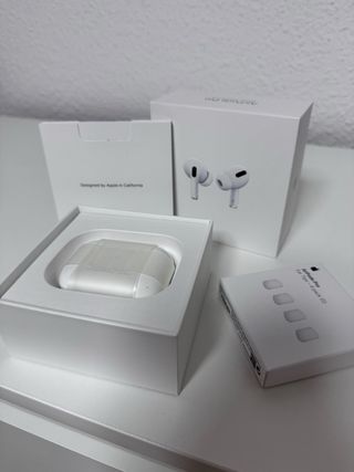 AirPods Pro (1ª gen) blancos con carga inalámbrica