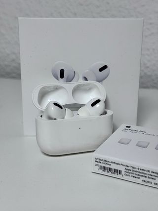 AirPods Pro (1ª gen) blancos con carga inalámbrica
