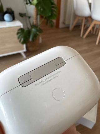 AirPods Pro (1ª gen) blancos con carga inalámbrica