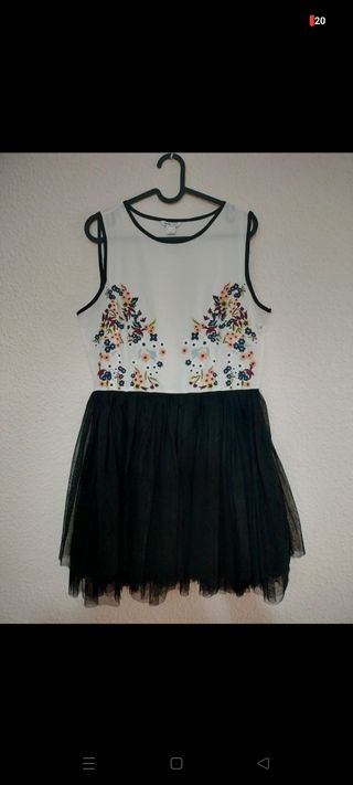 Vestido Stradivarius flores-tul blanco-negro