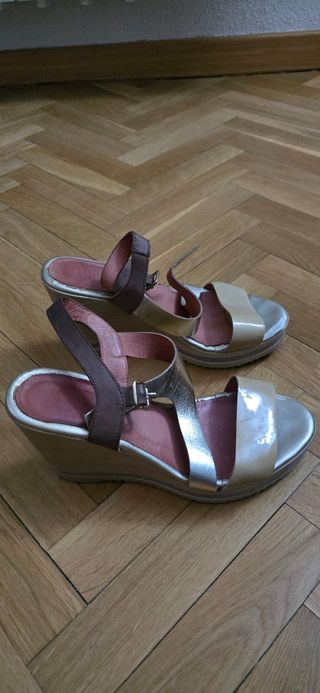 Sandalias cuña de piel ,color beige, plateado