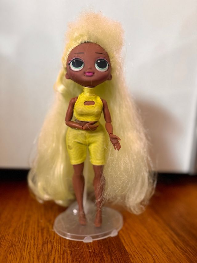 Muñeca LOL pelo amarillo
