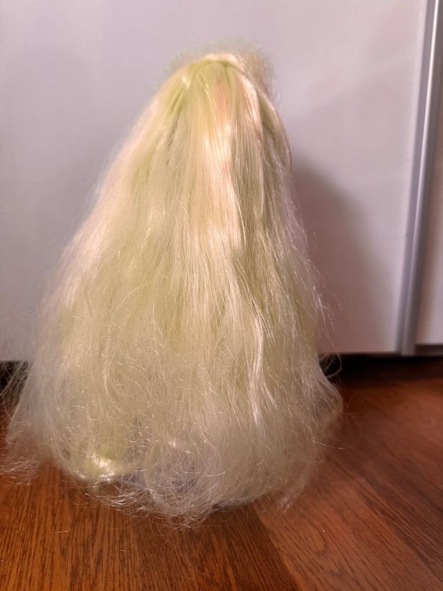 Muñeca LOL pelo amarillo