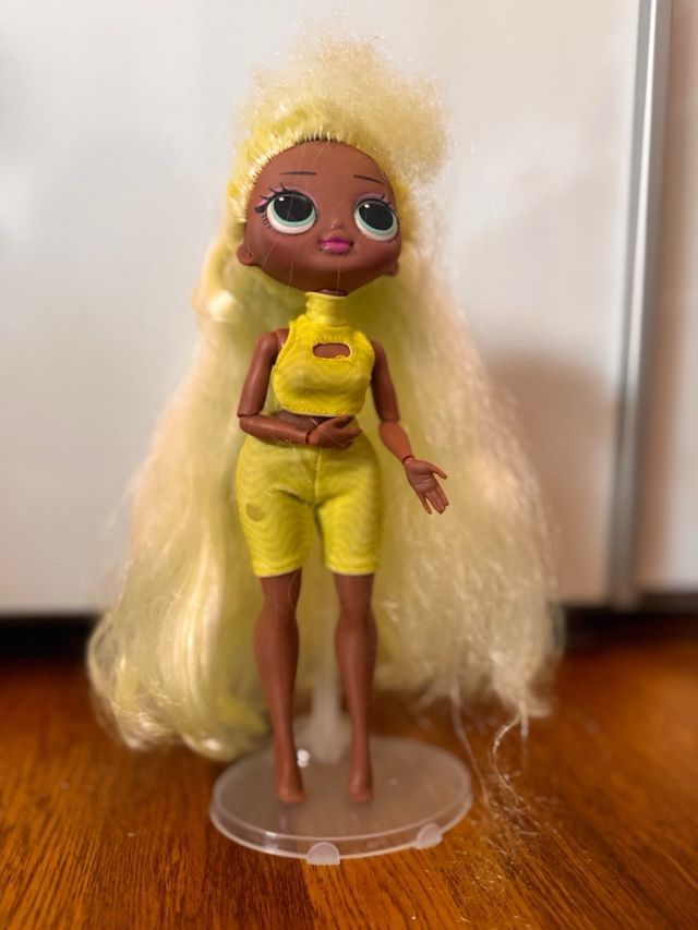 Muñeca LOL pelo amarillo