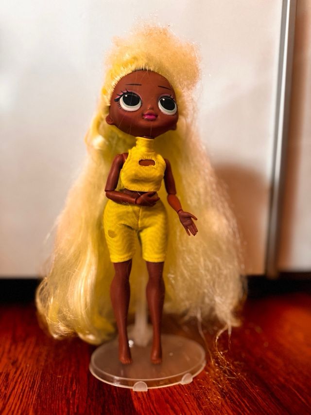 Muñeca LOL pelo amarillo