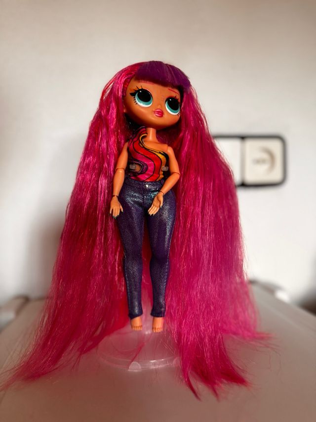 Muñeca LOL pelo largo rosa