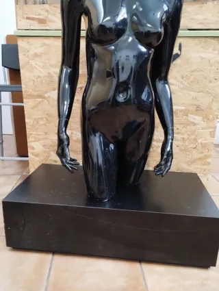 Maniquí exposición negro