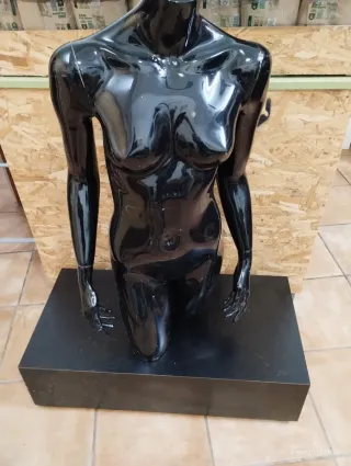 Maniquí exposición negro