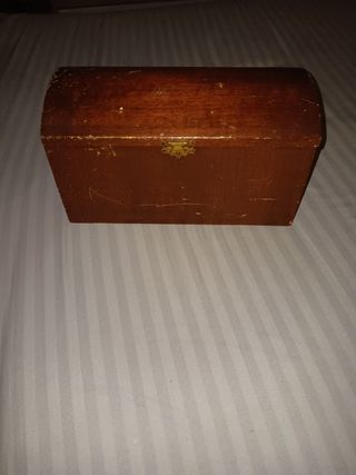 Caja de madera marrón