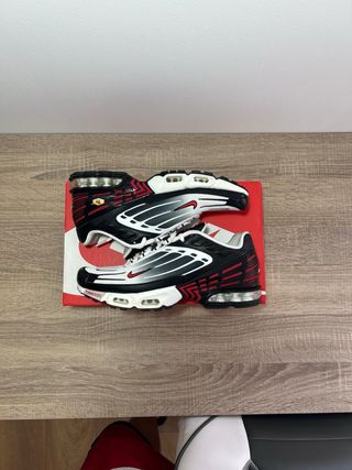 Zapatillas Nike Air Max Plus TN - Negras y Rojas