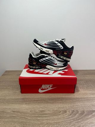 Zapatillas Nike Air Max Plus TN - Negras y Rojas
