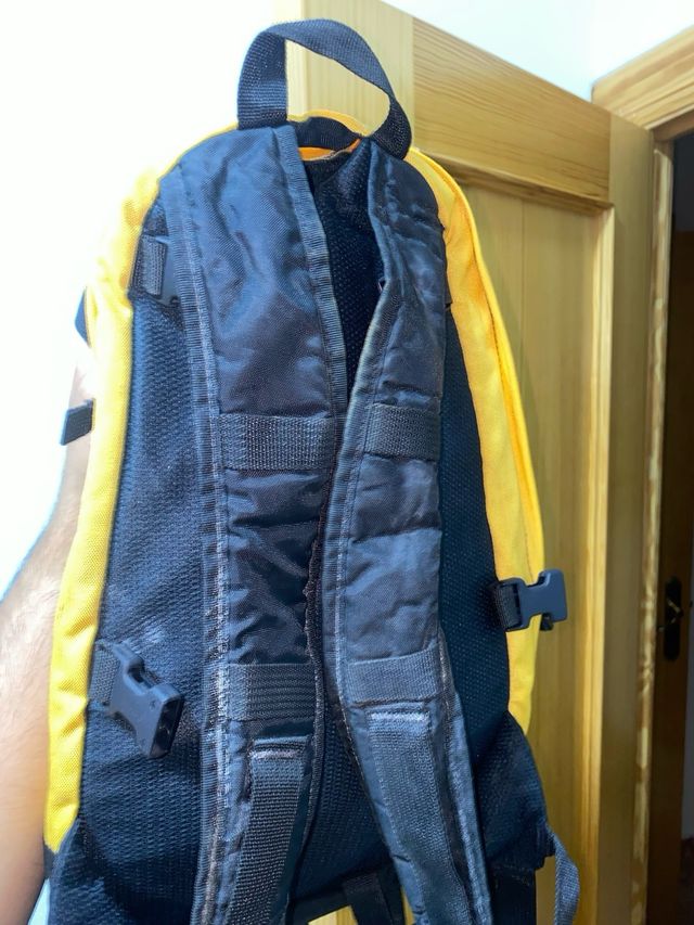 Mochila deportiva negra y amarilla