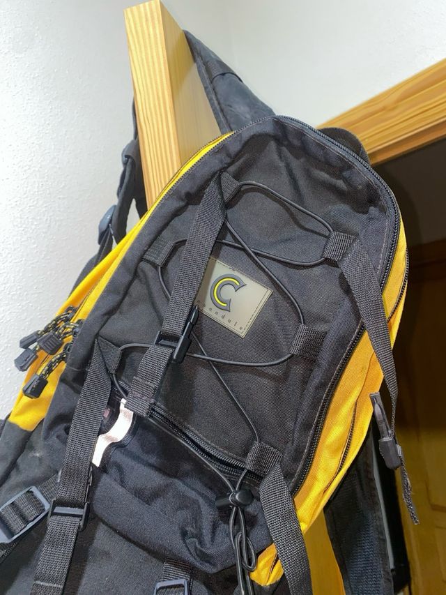 Mochila deportiva negra y amarilla