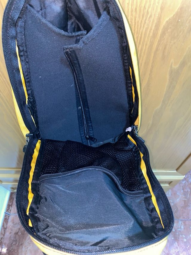 Mochila deportiva negra y amarilla