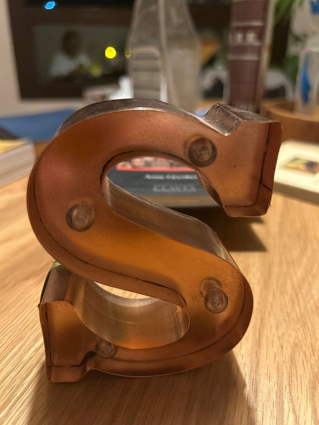 Letra decorativa S dorada