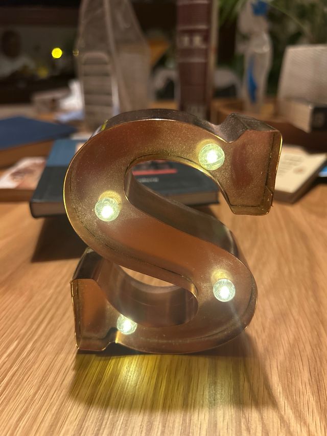 Letra decorativa S dorada