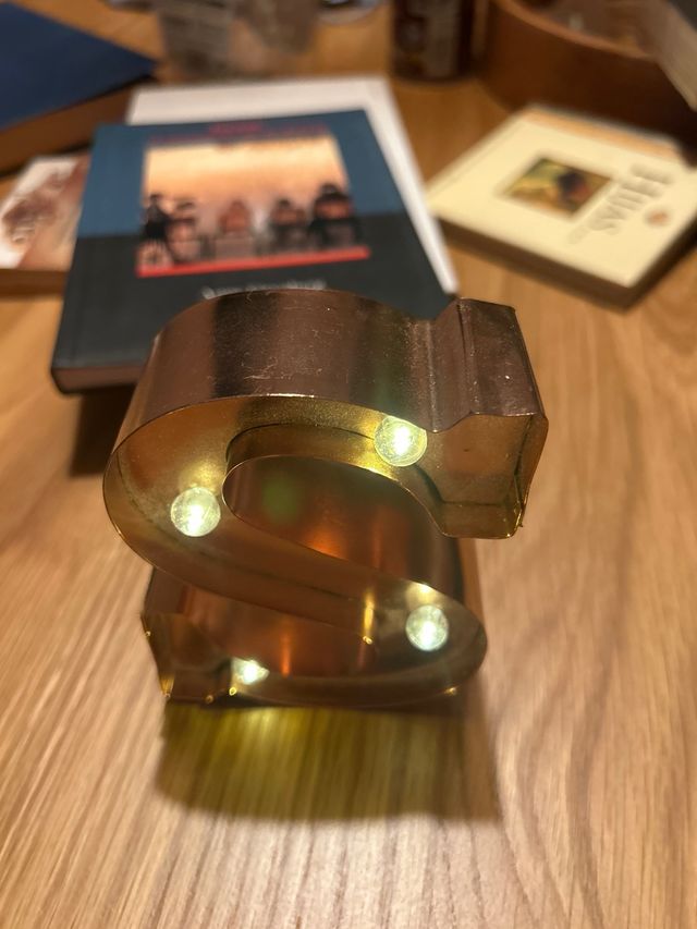 Letra decorativa S dorada