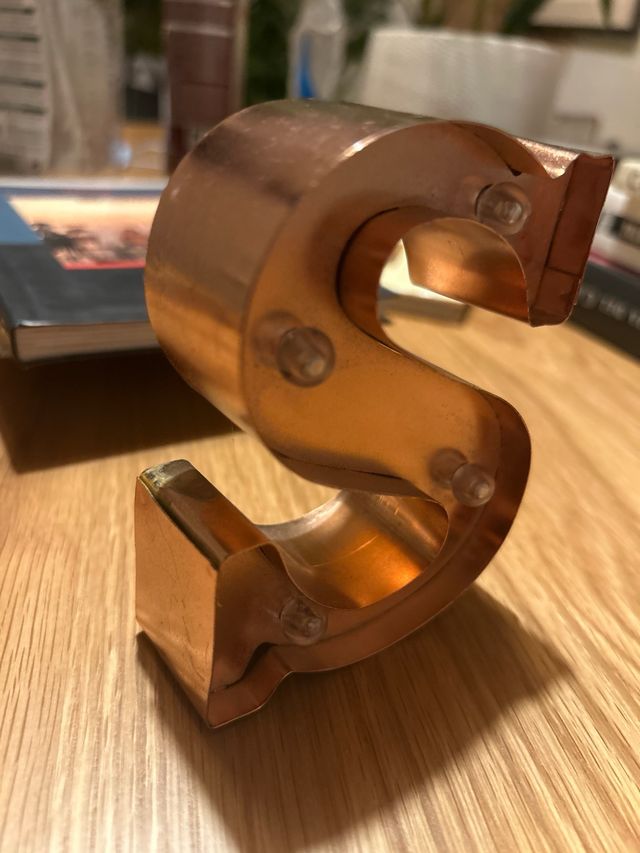 Letra decorativa S dorada