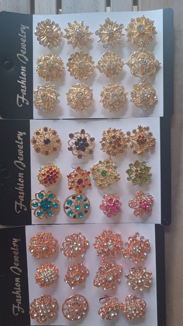 36 Broches Dorado y Multicolor