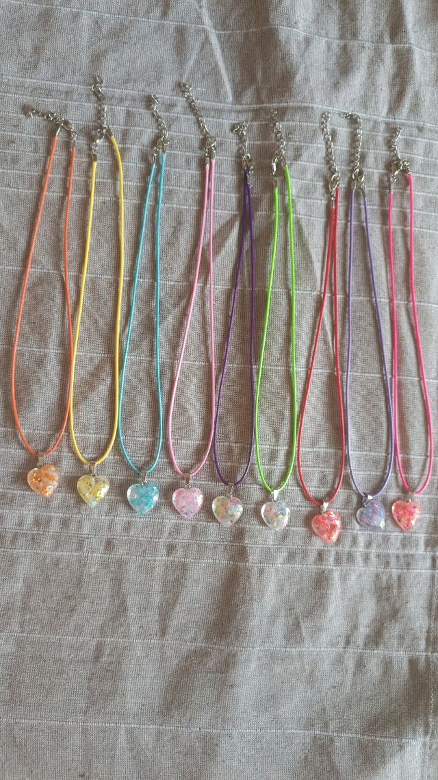 Collares con dije corazón multicolor