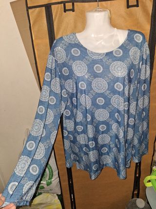 Camiseta azul estampada