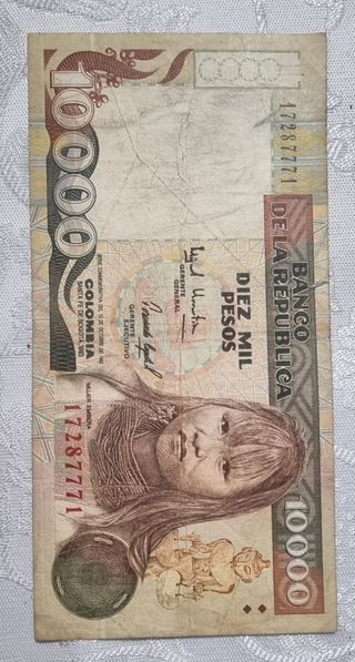 Lote 10.000 Pesos Colombia 1993
Y 50 pesos oro