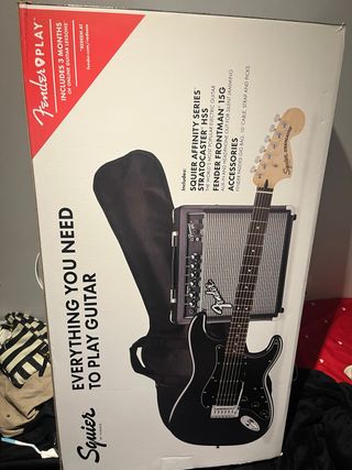 Pack guitarra Squier Affinity Stratocaster HSS