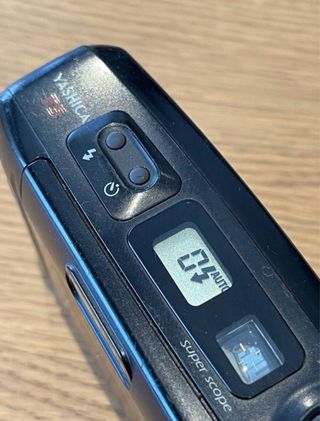 YASHICA T5 / Negro / Carl Zeiss Tessar 35 f/3,5