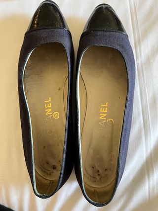 Bailarinas Chanel azules con puntera de charol